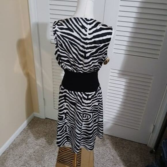 Calvin Klein Med Sleeveless V-Cowl Neck Zebra Black/White Print Dress Easy Care - Picture 9 of 12